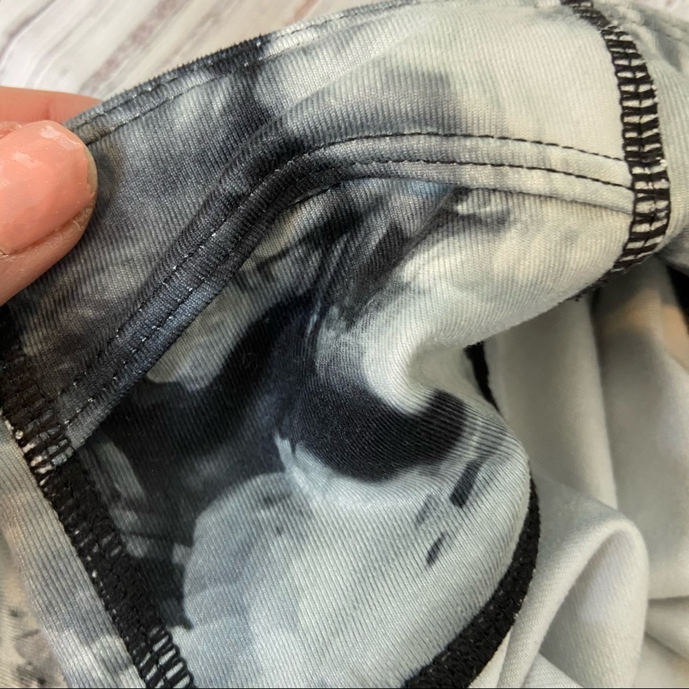 Athleta Chaturanga Gray Floral Leggings. Size Small EUC. - Picture 10 of 10